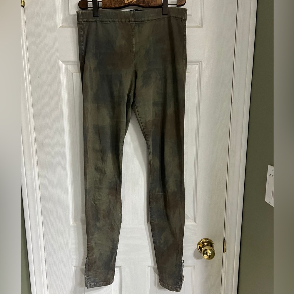 Joe’s Camo like Pattern Jeggings Leggings with ankle zippers Sz Small